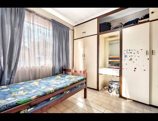 2 BEDROOM TOWNHOUSE FOR SALE IN WINDSOR EAST